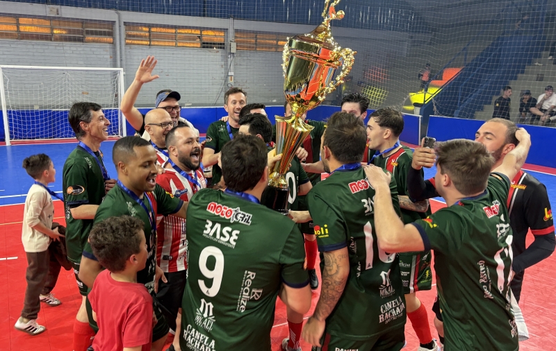 Time Master Legends levantando a taça de campeão do Campeonato Municipal de Morro da Fumaça