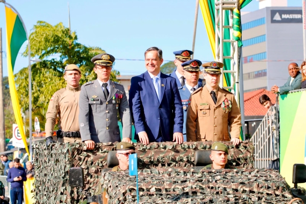 Prefeito de Criciúma, Vagner Espindola, o Vaguinho, junto com autoridades militares em pé no veículo, no desfile de sete de setembro