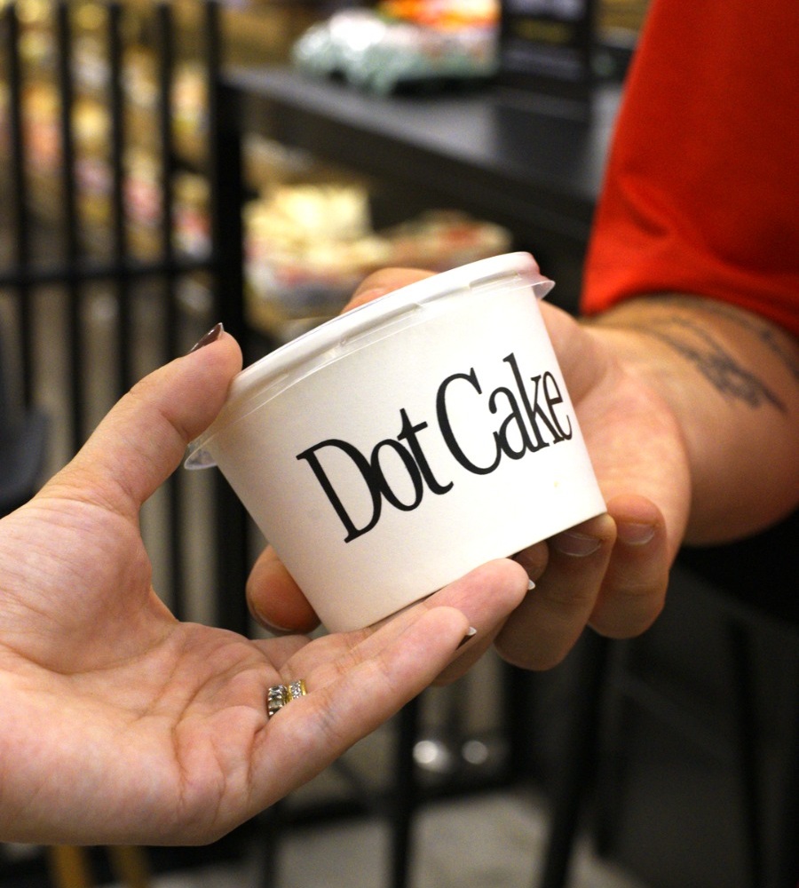 Cliente recebe um Dot Cake na campanha de aniversário Bistek