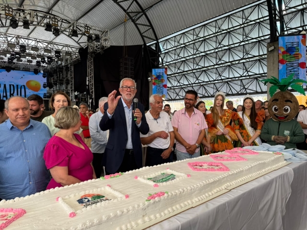 Prefeito de Cocal do Sul, Ademir Magnin durante corte do bolo de aniversário do município