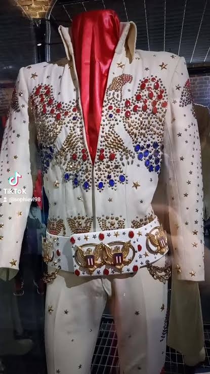 Traje, roupa, figurino de Elvis Preley em exposição Graceland