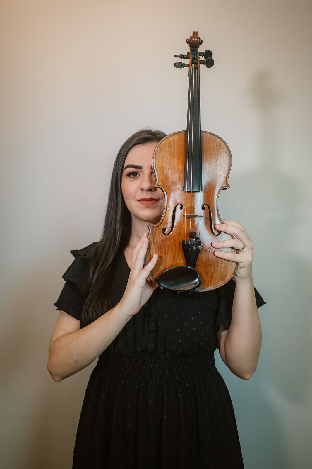 Kemilly-Inácio-Violinista-segurando-o-instrumento-junto-ao-rosto