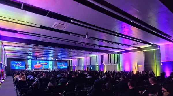 auditório da Acic lotado na palestra de Monja Coen