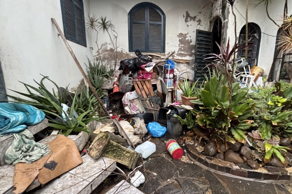 Equipes da Prefeitura realizam limpeza em imóvel com acúmulo de resíduos em Criciúma
